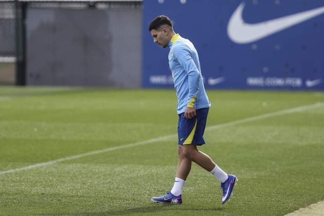 EuropaPress 7295405 roony bardghji during the training day of fc barcelona ahead the spanish