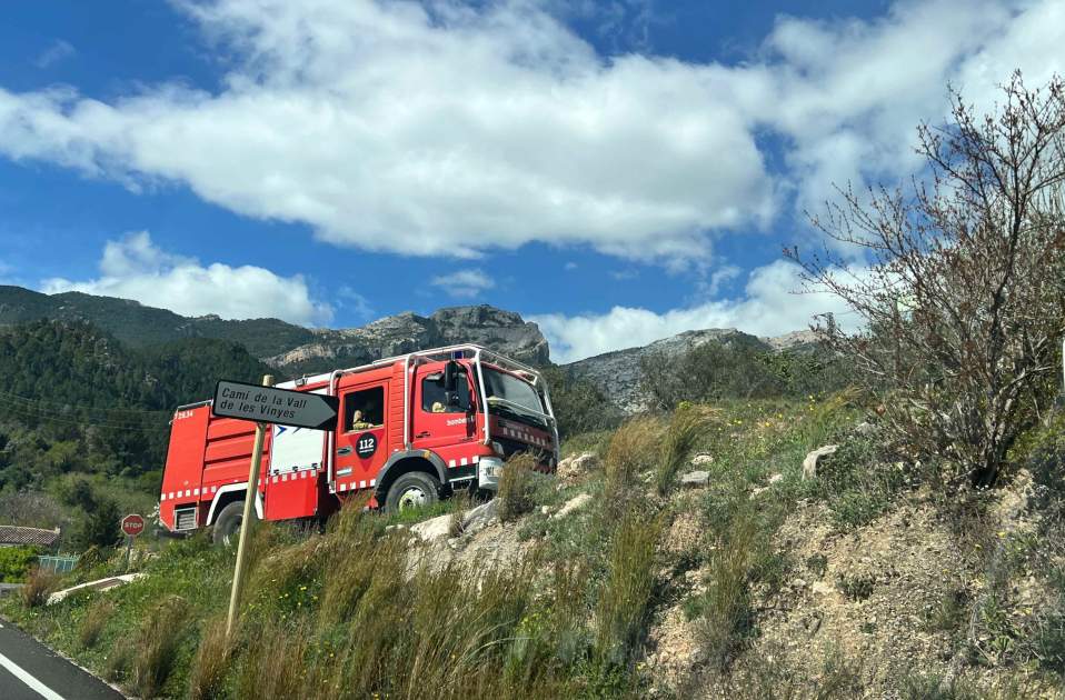 Bomberos apagando el fuego / Anna Ferràs / ACN