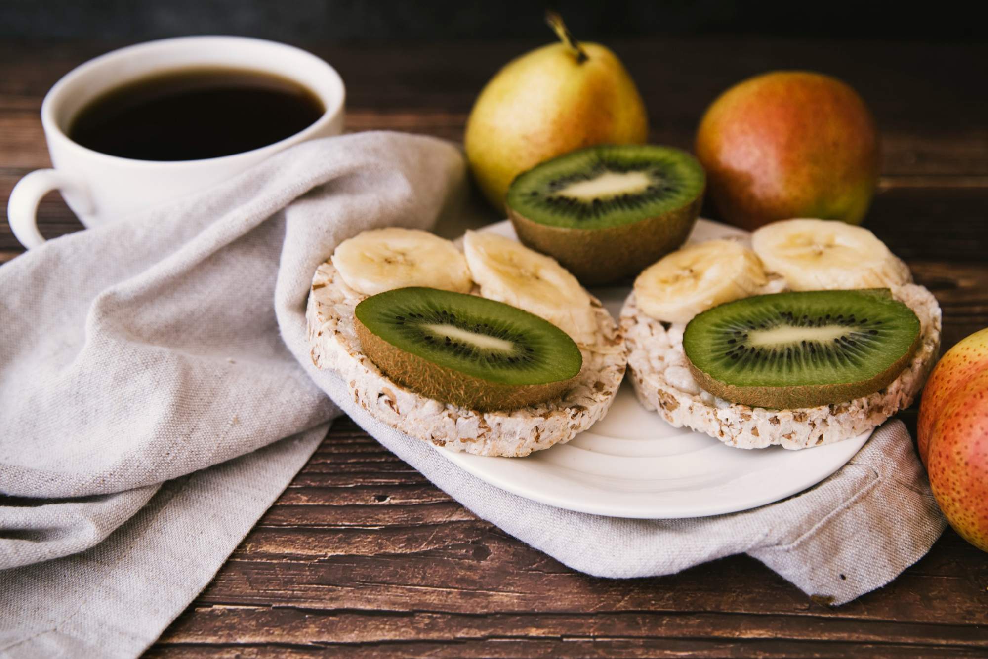 El desayuno de Aitana Bonmatí en un día de partido lleva pan, aguacate y queso manchego, junto a un kiwi