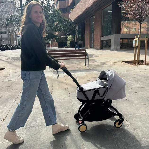 Irene Paredes passejant la seva filla / Instagram