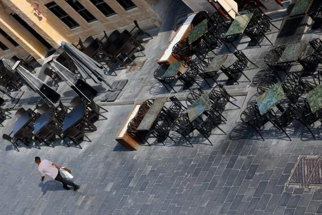 Un home camina per terrasses buides al centre de Doha, Qatar / EFE