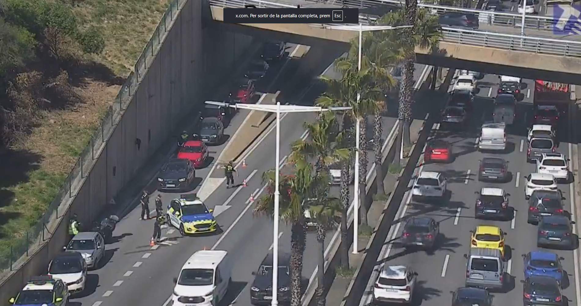 Un accident a la ronda de Dalt provoca 10 km de retencions i complica l'operació sortida