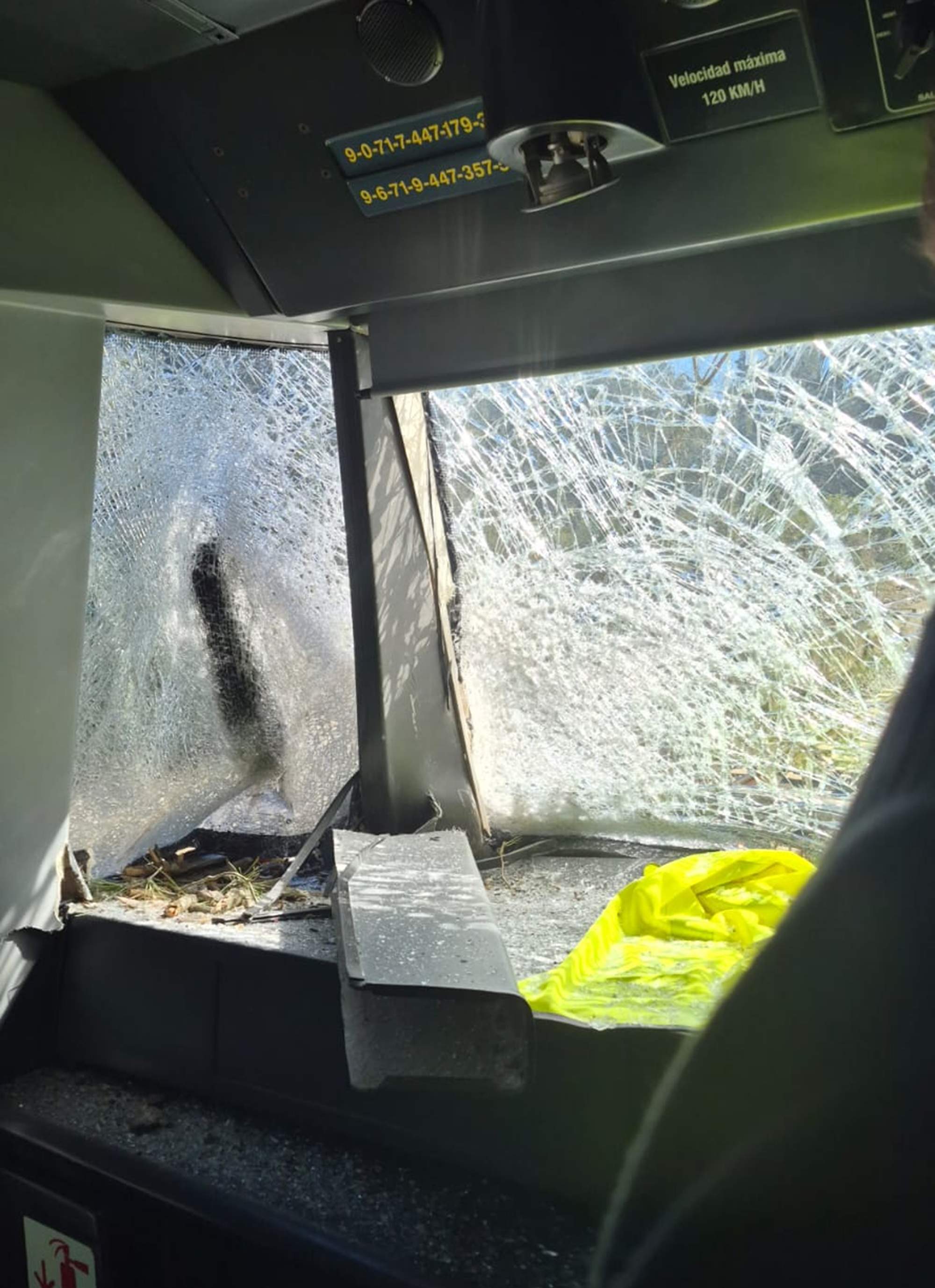 Un tren de la R11 choca contra un árbol caído en la vía y Renfe corta la línea entre Flaçà y Figueres