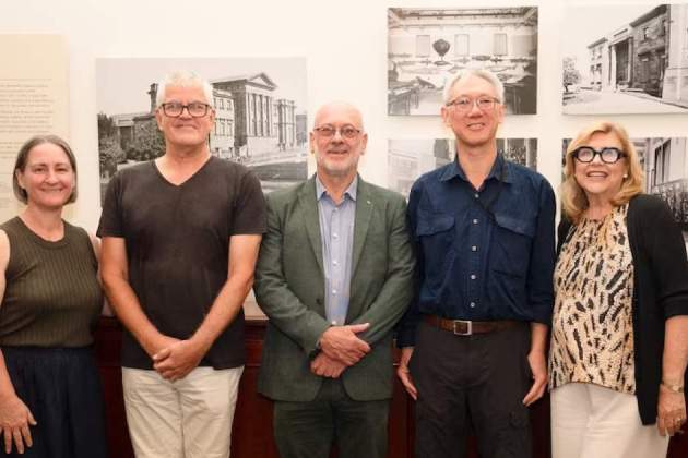 Tim Flannery, profesor e investigador, junto con el resto de representantes del Museo Australiano