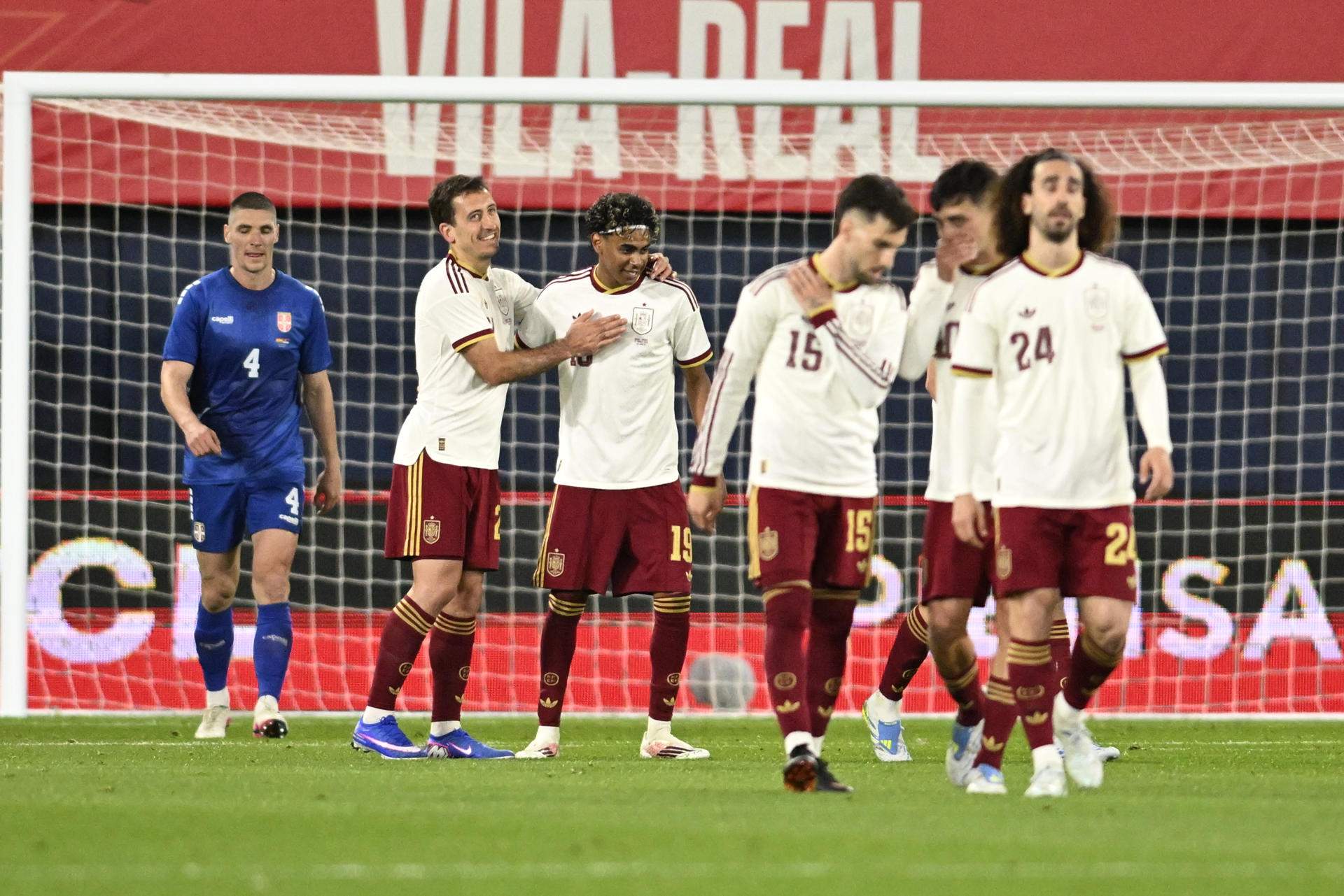 Espanya goleja sense despentinar-se Sèrbia (3-0) i manté les bones sensacions per al Mundial