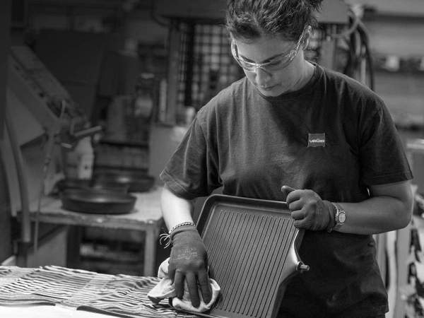 Un empleado de Valira en la línea de fabricación.