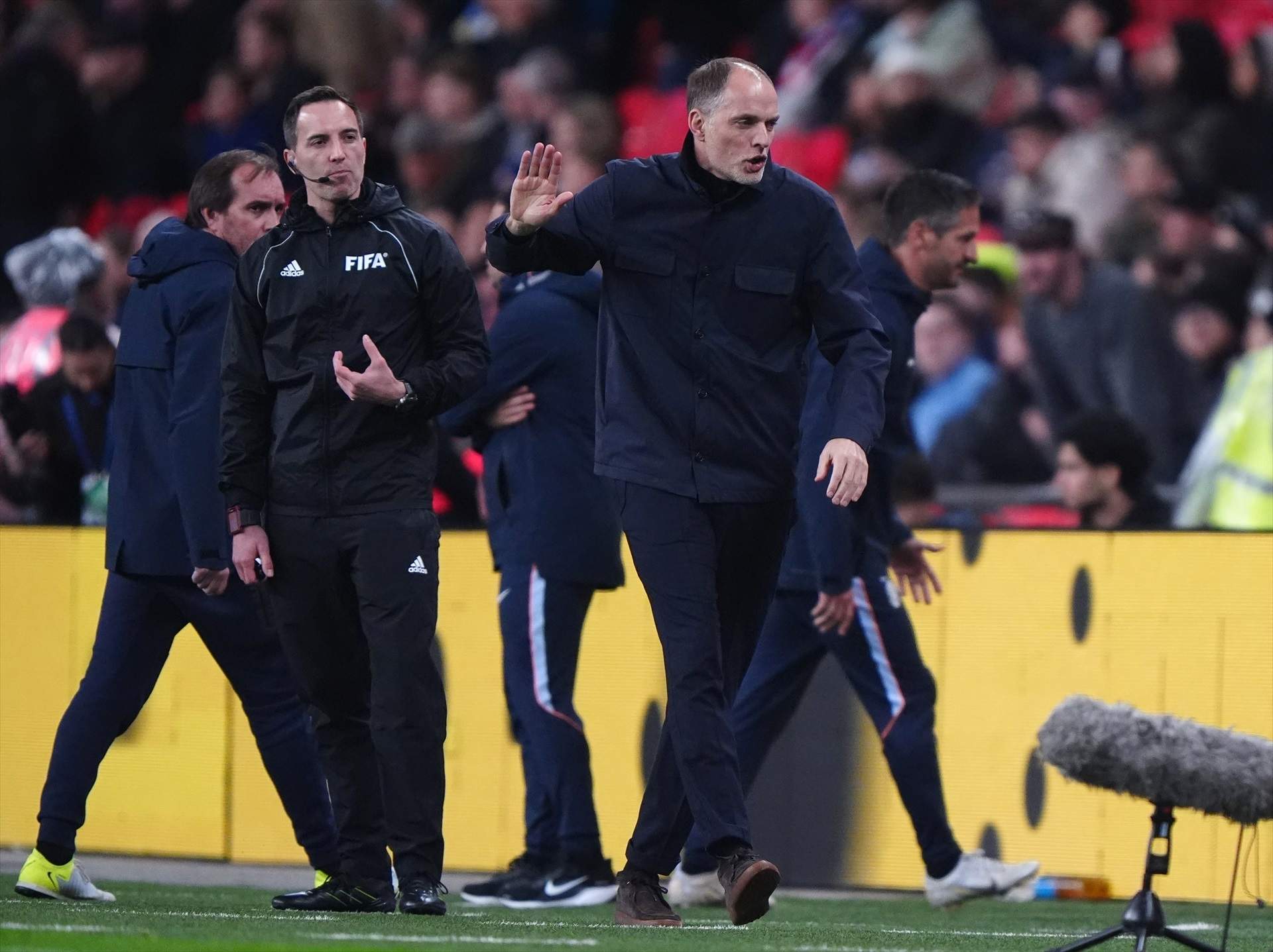 Anglaterra carrega contra Araujo per la seva duríssima entrada a Foden