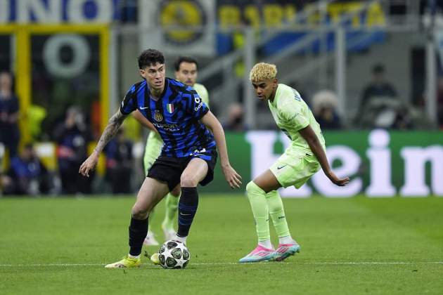 Alessandro Bastoni, ante Lamine Yamal / Foto: Europa Press