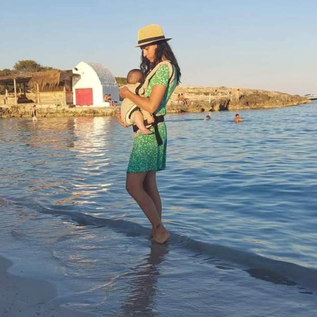 Maria Fernández Vidal, periodista d'Esports, amb un dels seus tres fills en braços, l'estiu del 2022 /Instagram