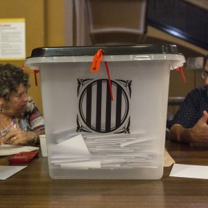 Mesa colegi urna electoral referendum 1-O - Sergi Alcazar Mesa colegi urna electoral referendum 1-O - Sergi Alcazar