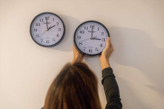 Persona cambio de hora reloj / Ricardo Rubio / Europa Press Persona cambio de hora reloj / Ricardo Rubio / Europa Press