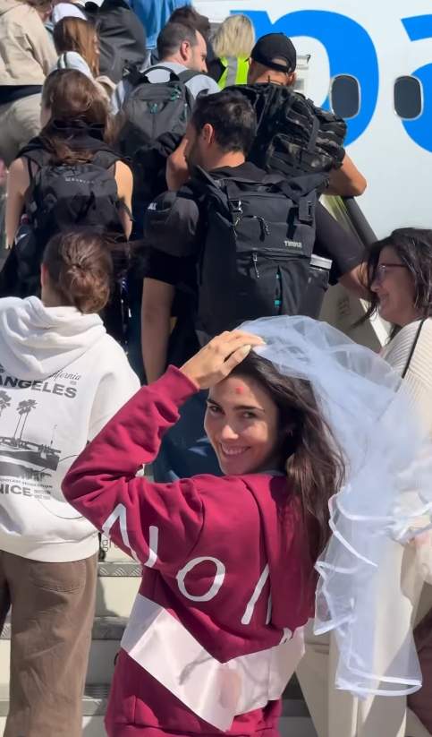 Anna Padilla subiendo al avión con un velo de novia / Instagram Anna Padilla subiendo al avión con un velo de novia / Instagram