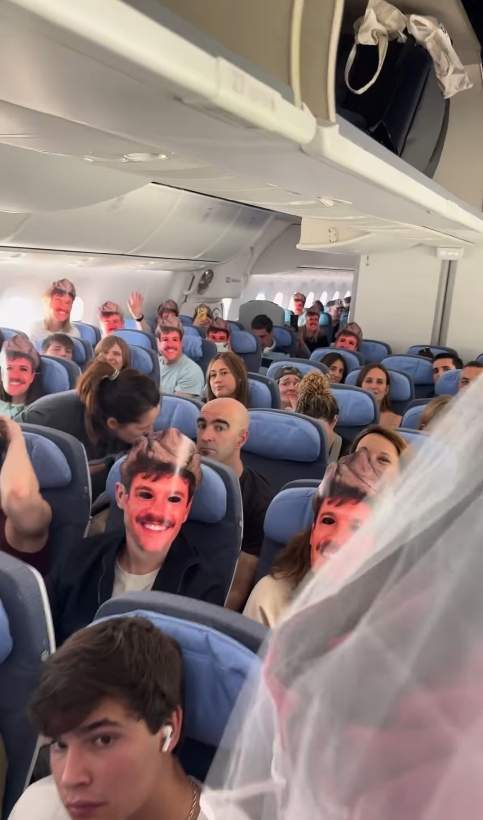 Los pasajeros con máscaras con la cara del novio de Anna Padilla / Instagram Los pasajeros con máscaras con la cara del novio de Anna Padilla / Instagram