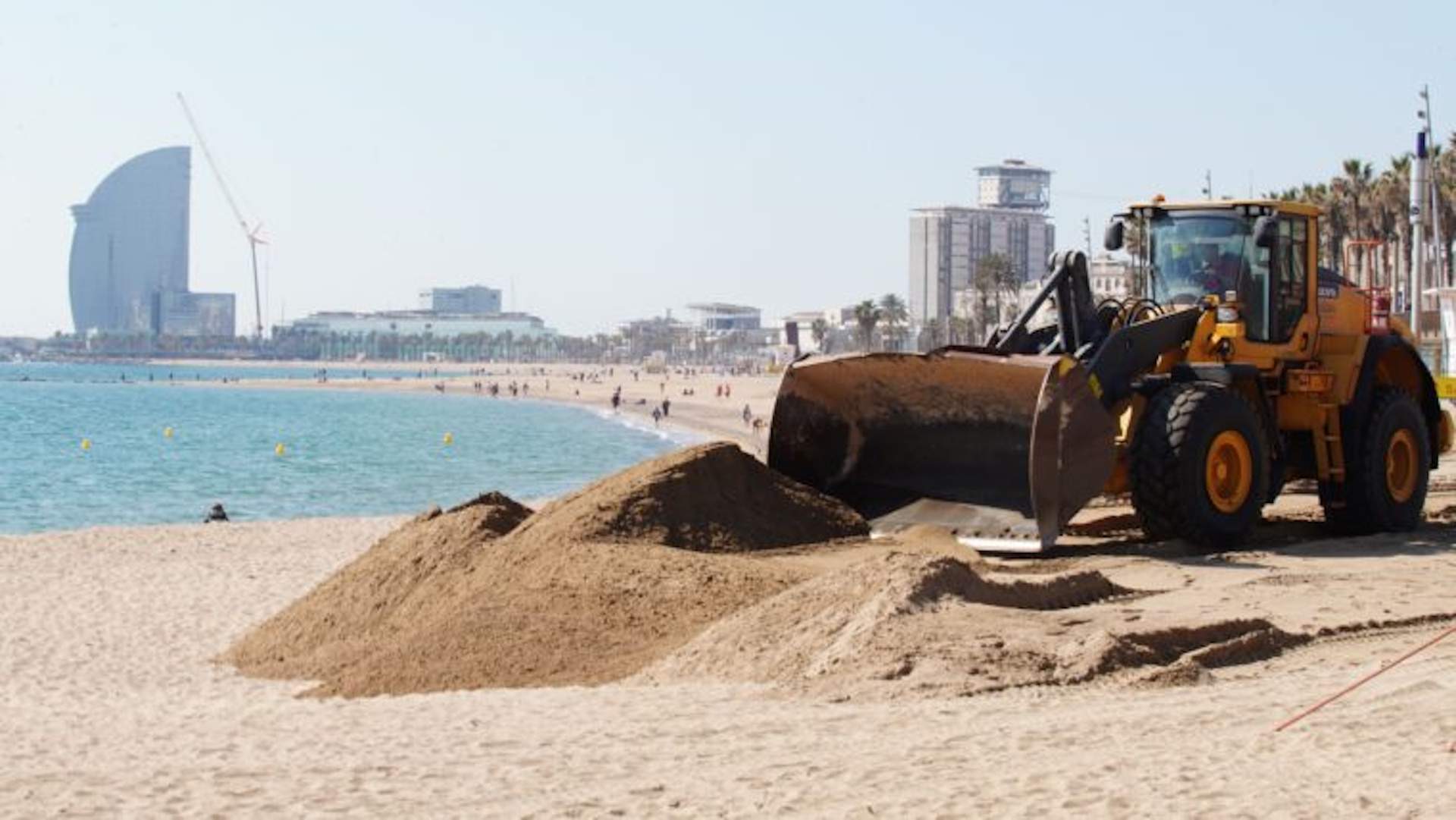 Les platges de Barcelona estrenen la temporada amb la pèrdua de sorra com a principal maldecap