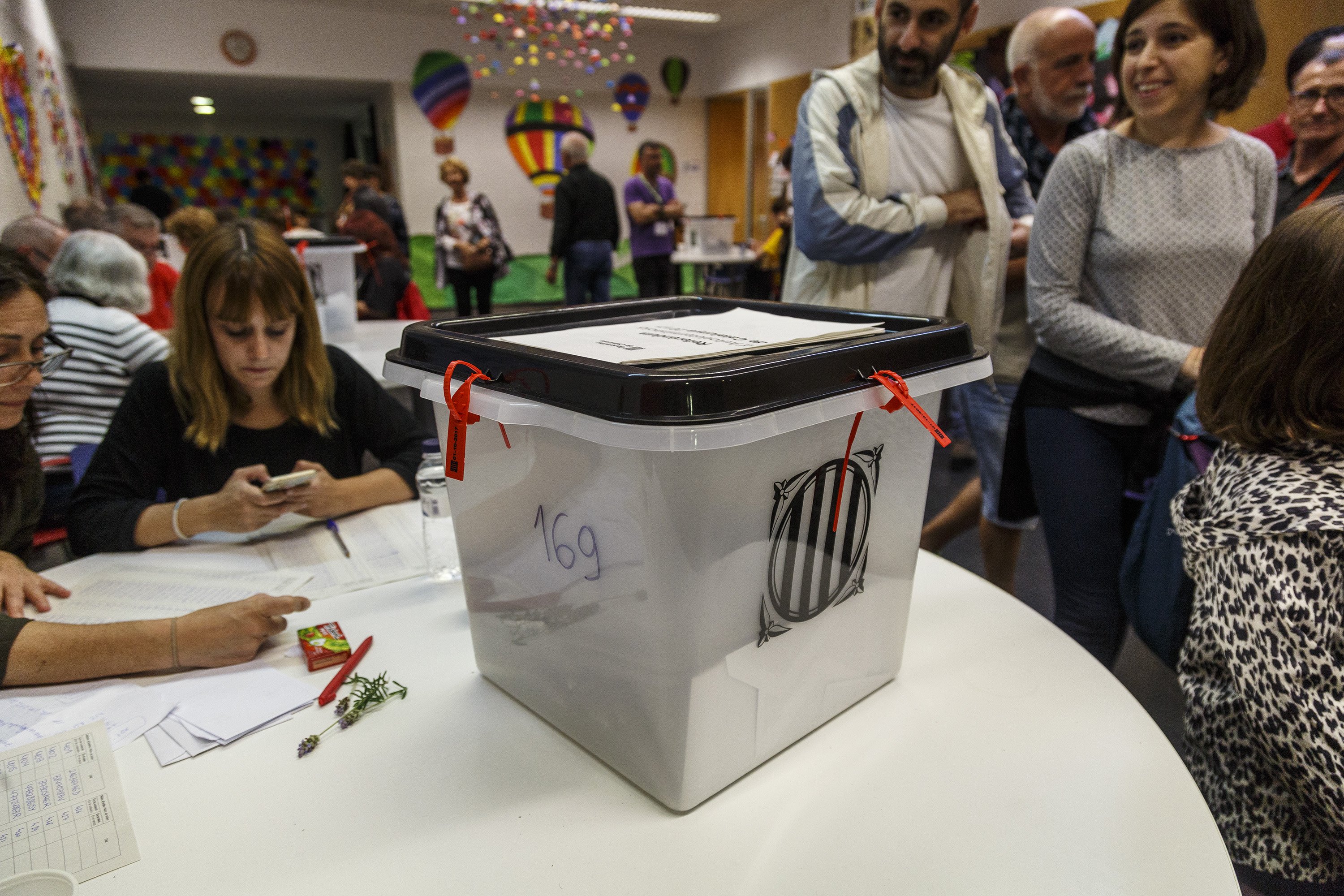 Mesa colegi electoral referendum 1-O - Sergi Alcazar