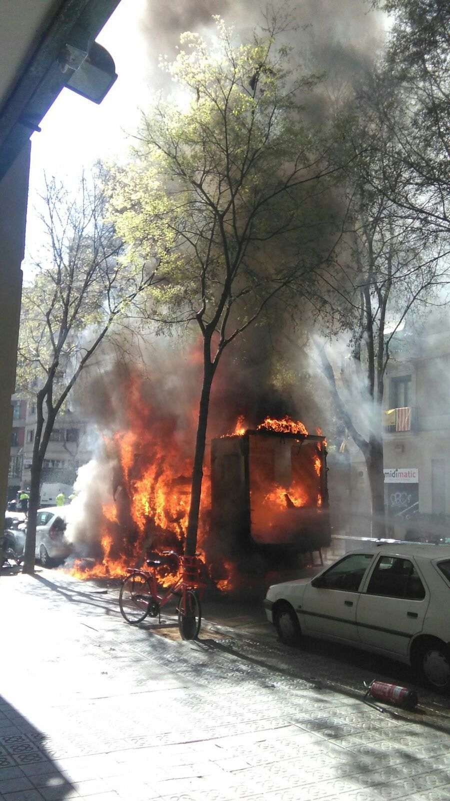 Explota un camión en medio de Barcelona