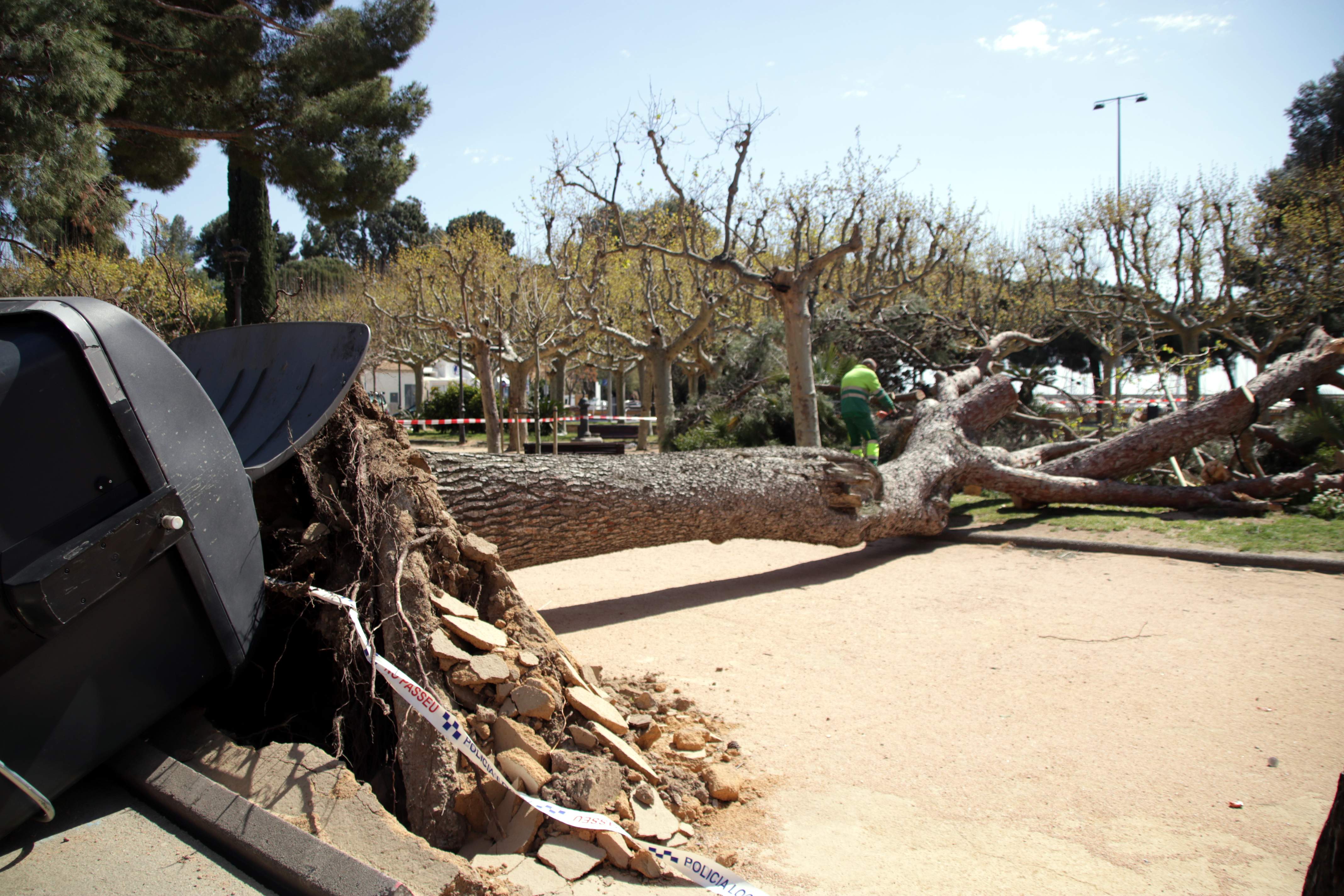 La ventolera causa estragos en Catalunya: heridos y mobiliario destrozado en el inicio de Semana Santa