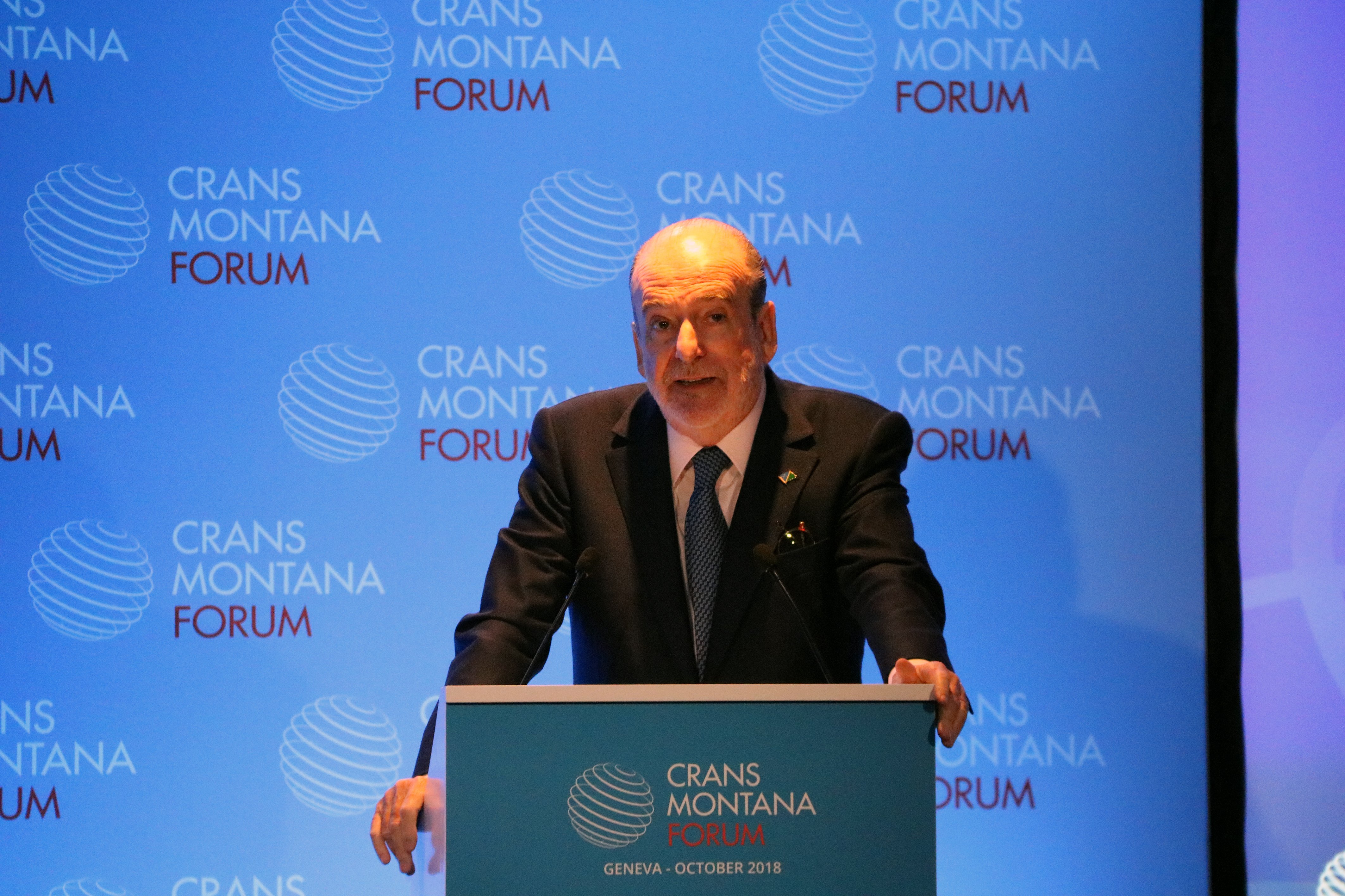 El presidente del Crans Montana Forum denuncia presiones españolas para vetar a Puigdemont