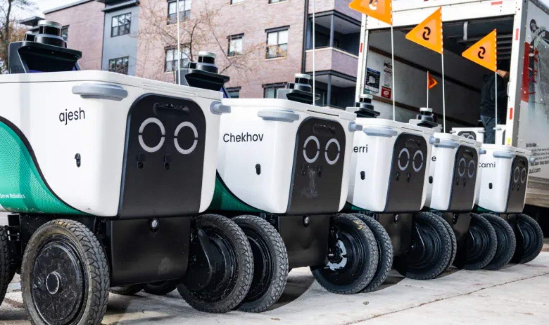 Aquest robot de repartiment va trencar una parada d'autobús i va continuar el seu camí com si res