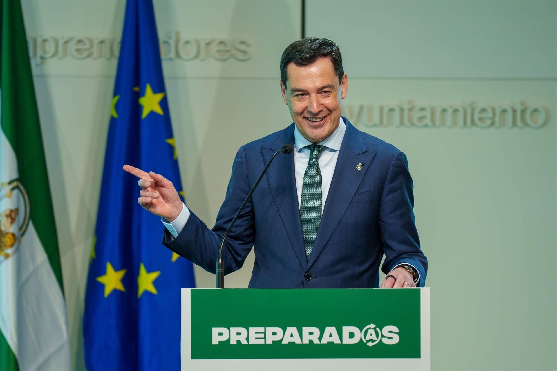 Moreno, más cerca de su segunda mayoría absoluta en Andalucía, según las encuestas