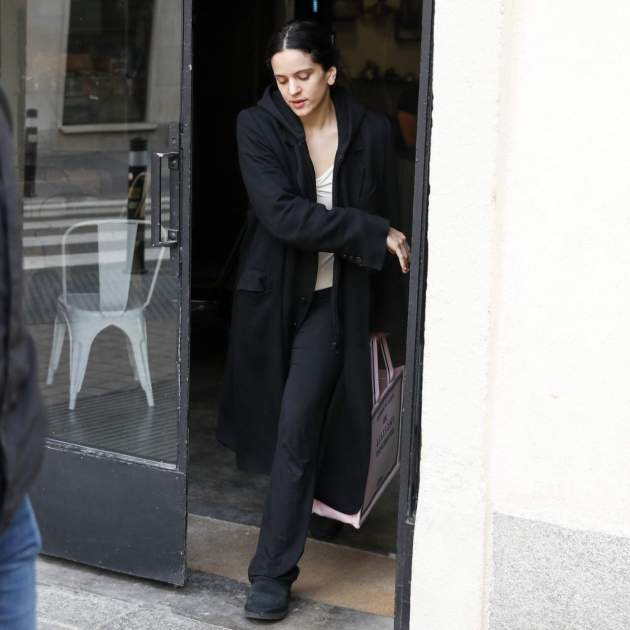 Rosalía sortint d'un restaurant libanès a Madrid / Gtres