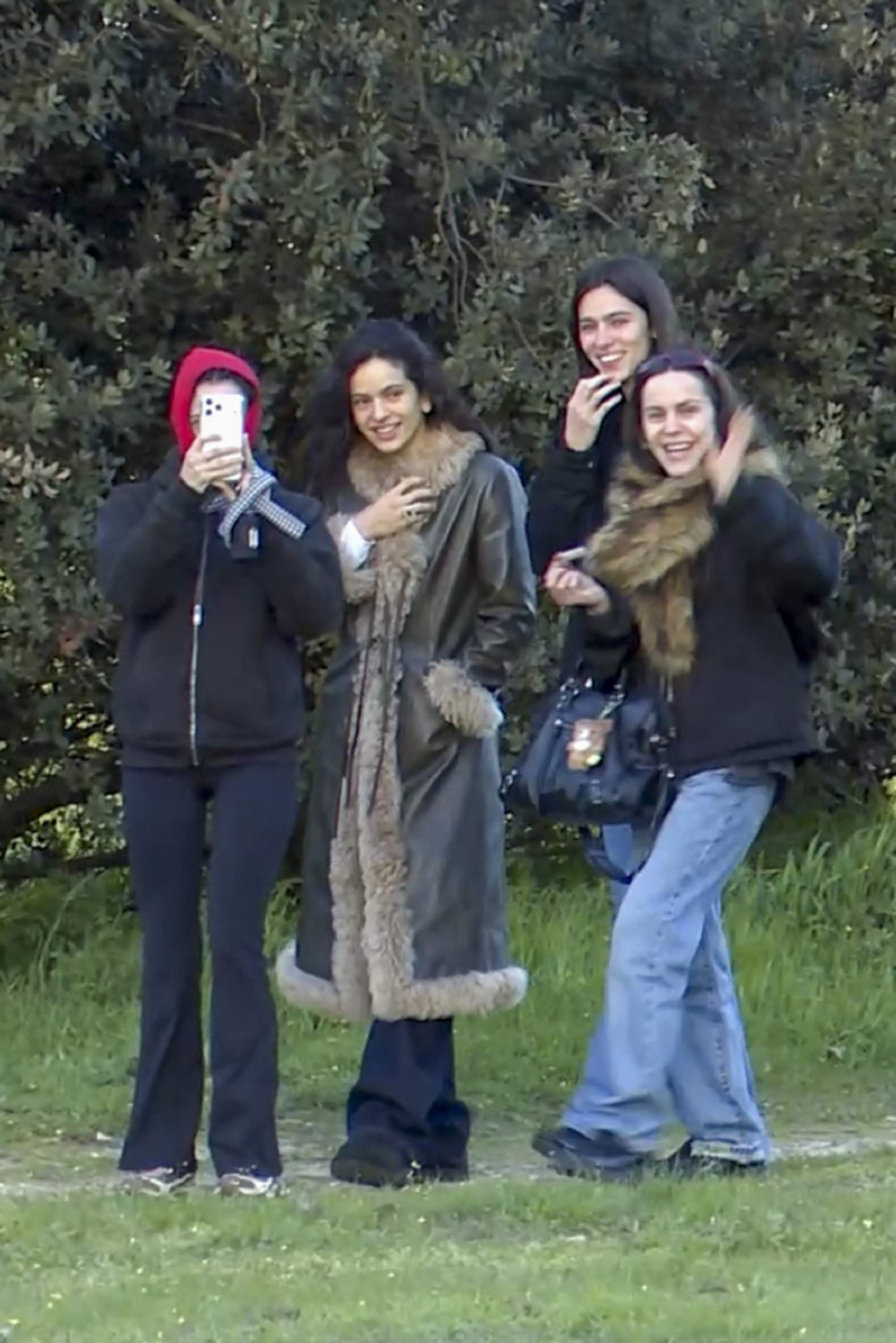 El gest de la Pili, germana de Rosalía, farta dels paparazzis: moment viral en aquest racó de Madrid