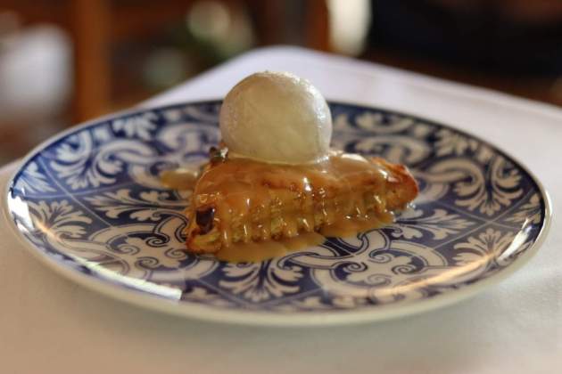 Tarta bretona de manzana con helado de regaliz del restaurante Can Gelada. / Foto: Jordi Àvila Tarta bretona de manzana con helado de regaliz del restaurante Can Gelada. / Foto: Jordi Àvila
