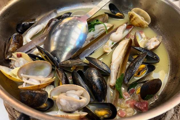 Cazuela de conchas del restaurante El Passadís d'en Pep. / Foto: Rosa Molinero Trias