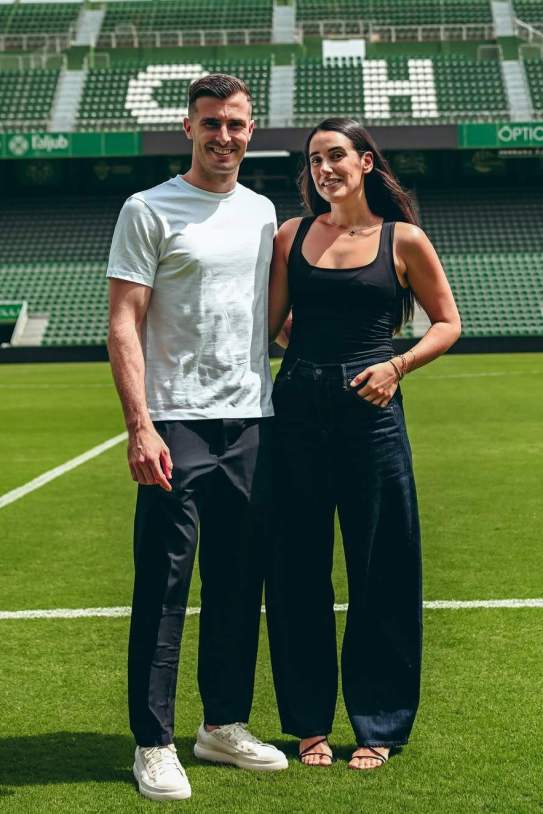 Iñaki Peña amb la seva parella el dia de la seva presentació a Elx / Instagram