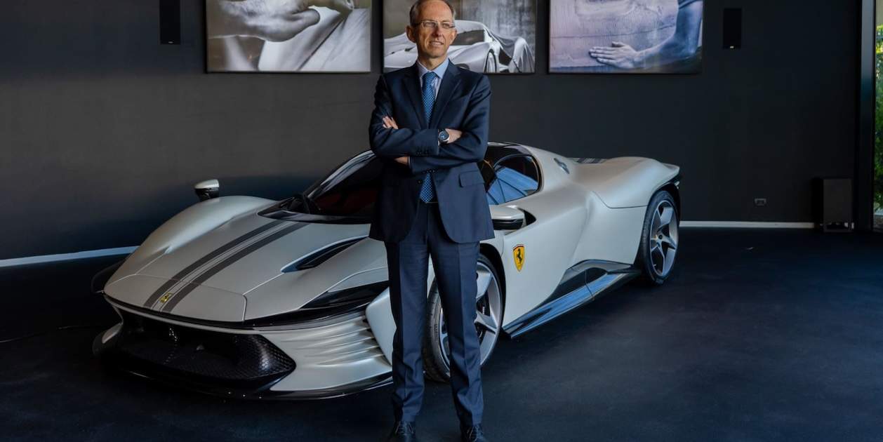 El cap de Ferrari confirma per què el teu cotxe té una pantalla tàctil: pensa malament i encertaràs