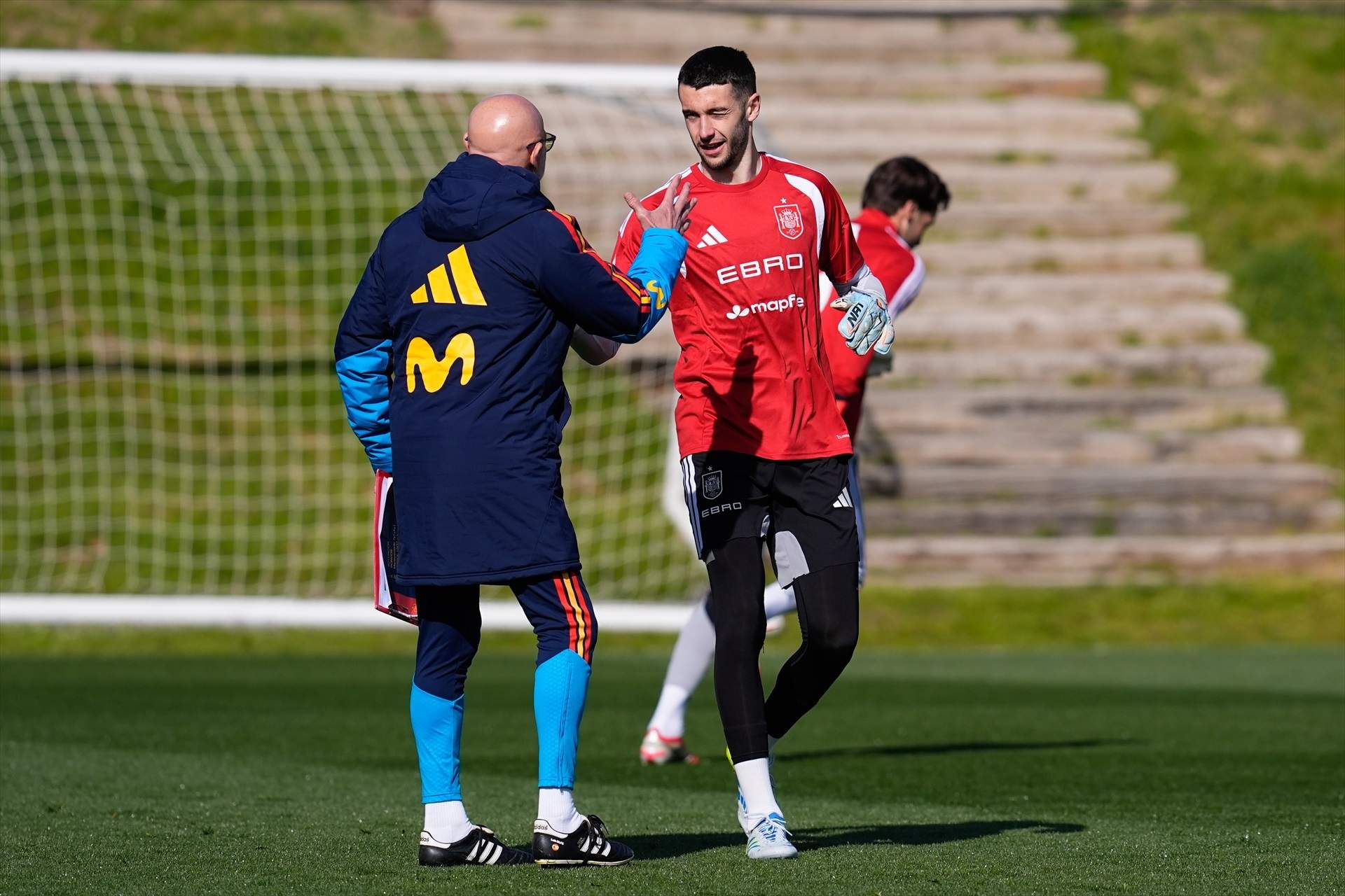 Joan Garcia, convocado con dorsal de jugador de campo para un debut con España cargado de expectación