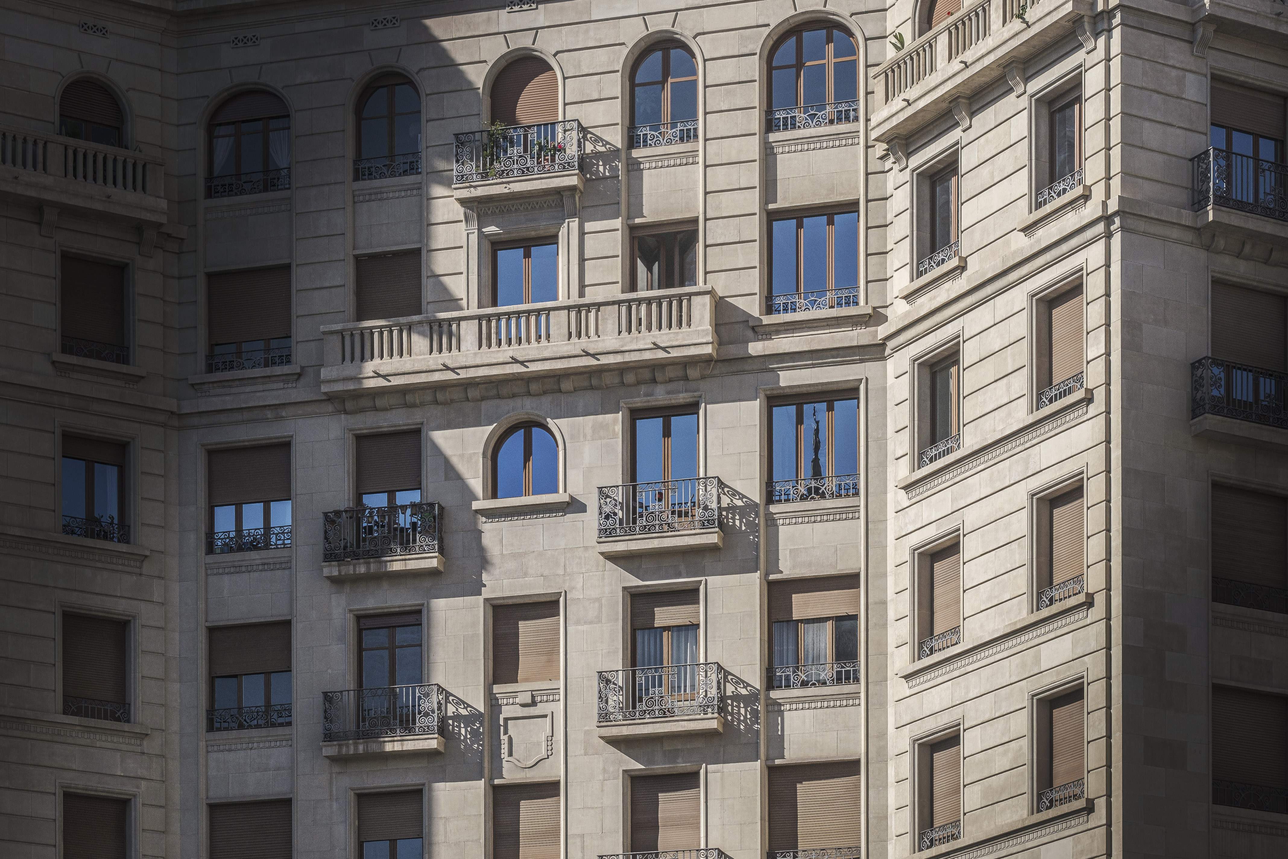 Llum verda a tramitar per urgència la llei per restringir la compra d'habitatge que genera dubtes jurídics