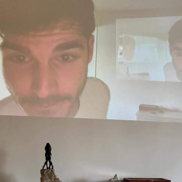 Álvaro Mel i Anna Castillo foto amb el projector/ Instagram