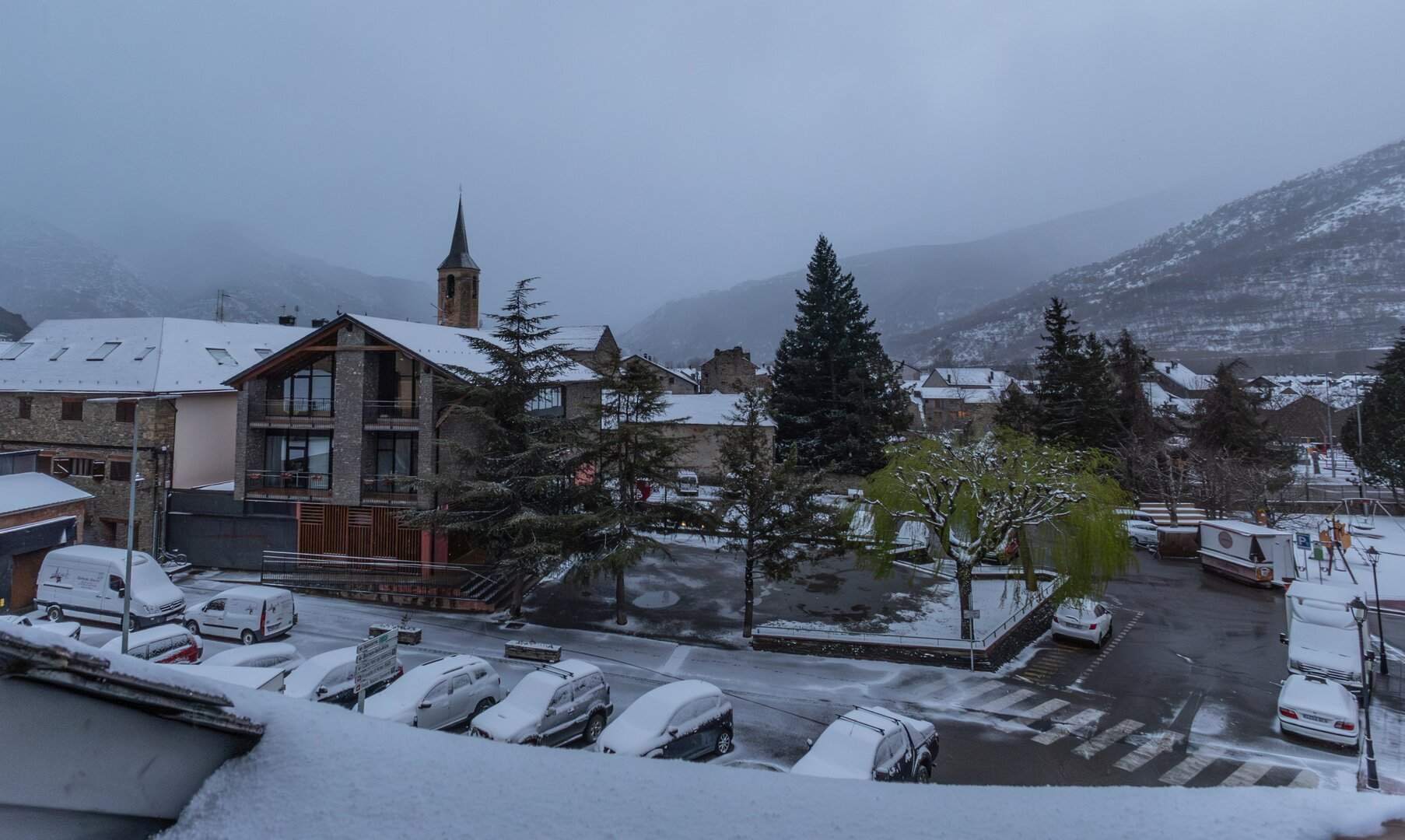 Llega la gran nevada de Semana Santa con ventisca en el Pirineo y viento en Catalunya