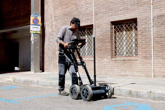 Un tècnic amb el georadar per ubicar el pou de la fossa de Pich i Aguilera / ACN Un tècnic amb el georadar per ubicar el pou de la fossa de Pich i Aguilera / ACN