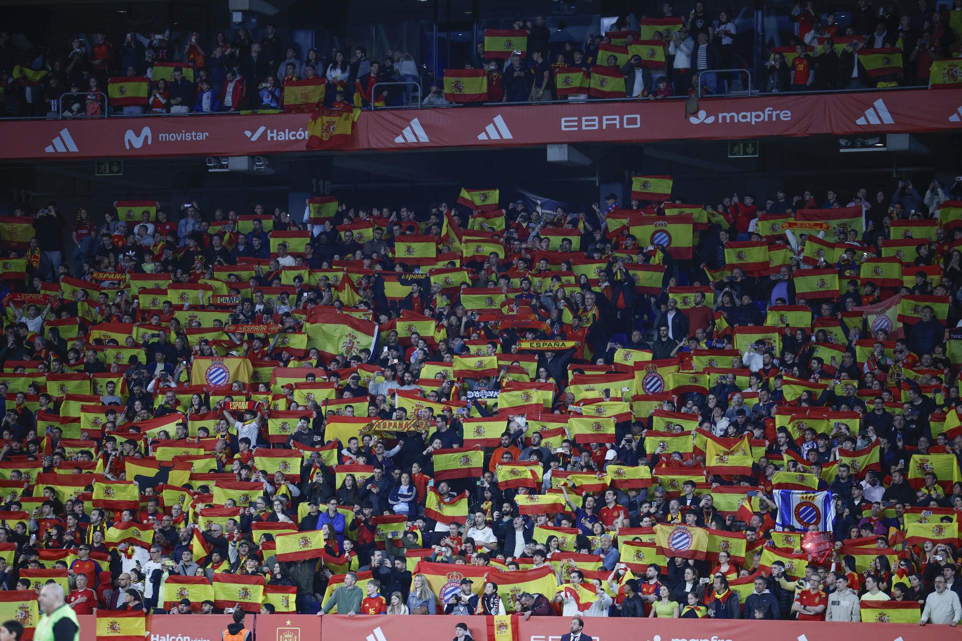 Lamentables càntics xenòfobs a Cornellà-El Prat: "Musulmà el que no boti"