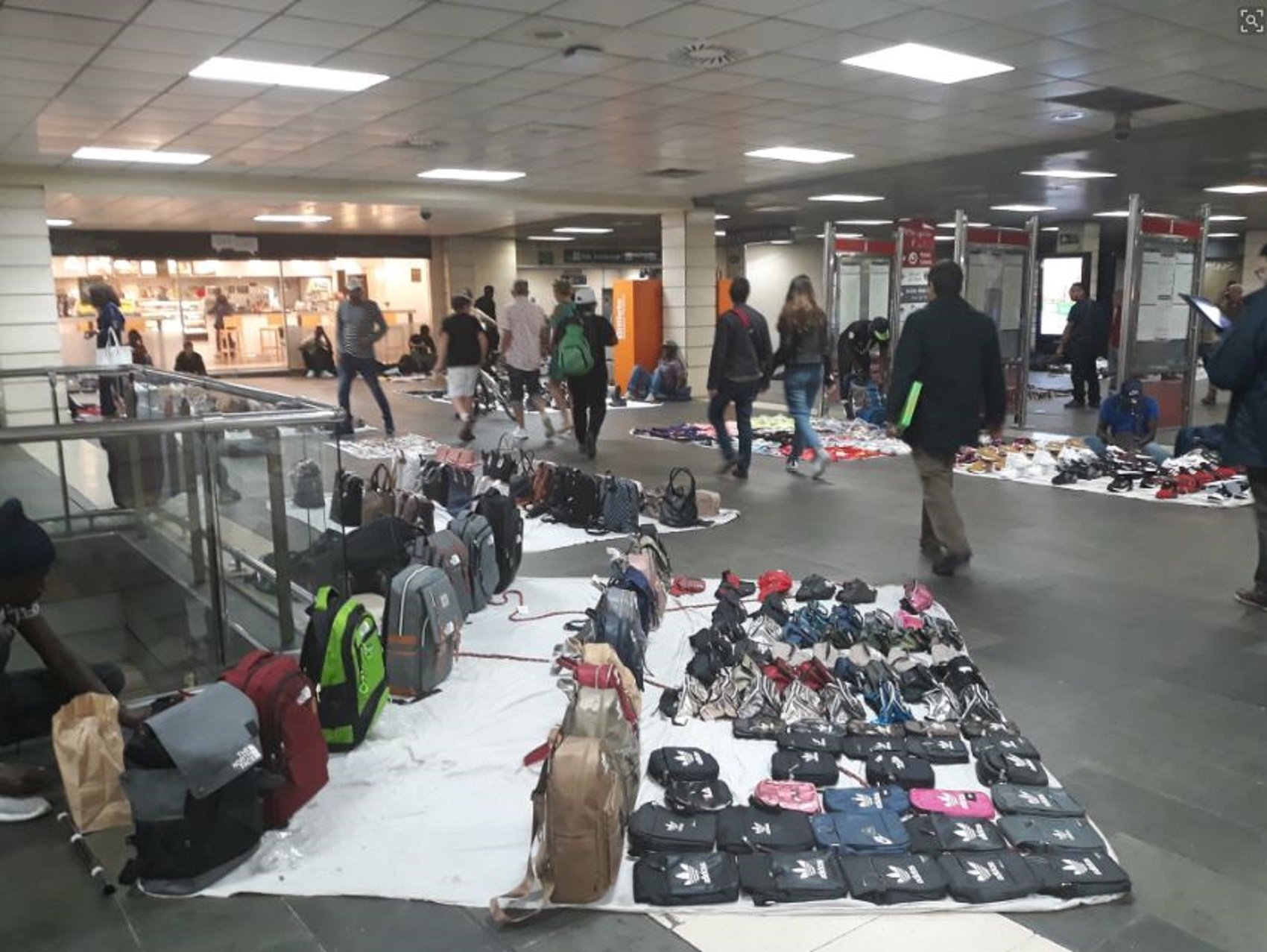 El pulso con la policía acaba con medio centenar de manteros en el andén del metro