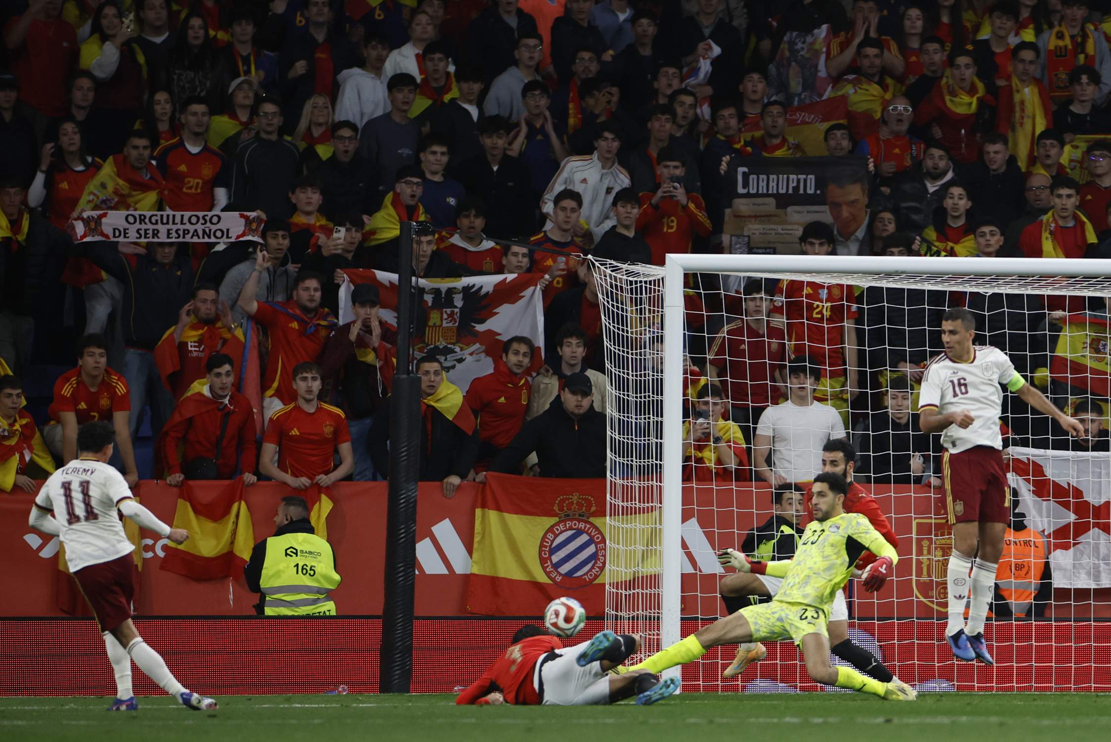 Mossos investiga qui va instigar els crits contra els musulmans durant l'Espanya-Egipte a Cornellà-El Prat