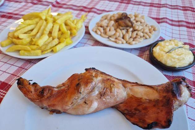 Conill a la brasa amb patates, allioli i mongetes del ganxet del restaurant Can Jané. / Foto: Esmorzarsdeforquilla.cat Conill a la brasa amb patates, allioli i mongetes del ganxet del restaurant Can Jané. / Foto: Esmorzarsdeforquilla.cat