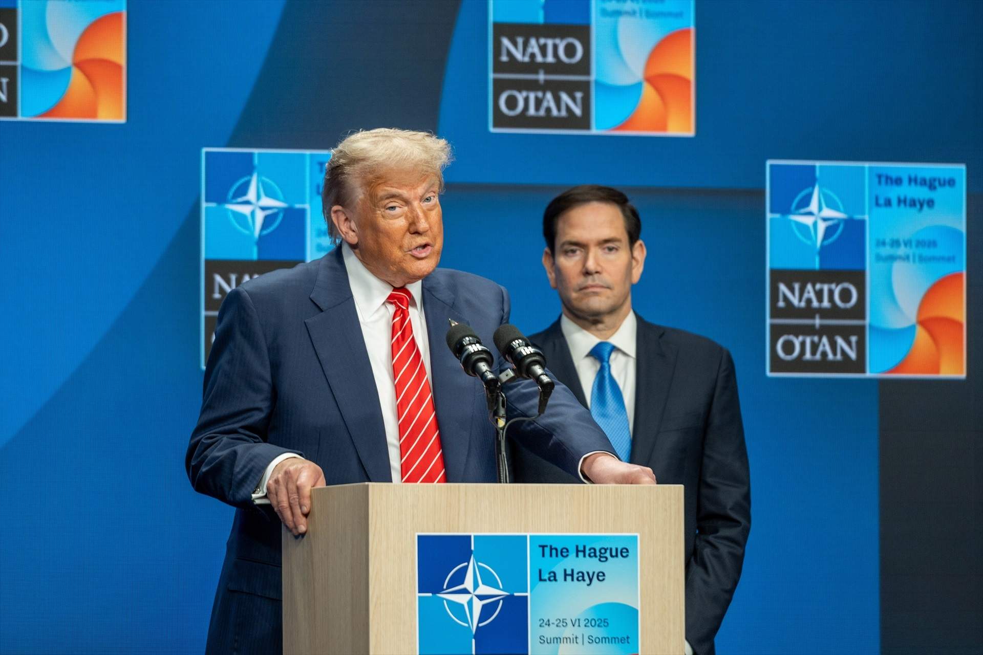 Trump dice ahora que considera "seriamente" sacar a EE. UU. de la OTAN