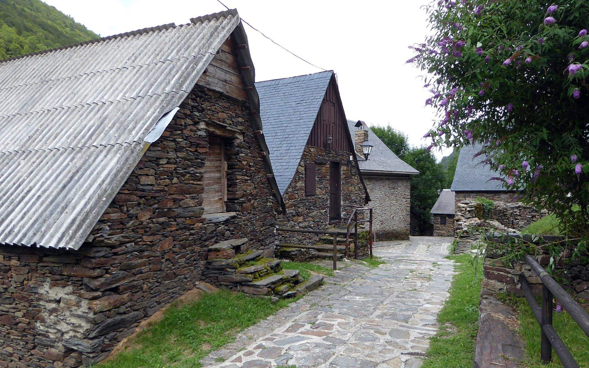 El pueblo de solo tres habitantes escondido en un desconocido valle de los Pirineus: un lugar con historia