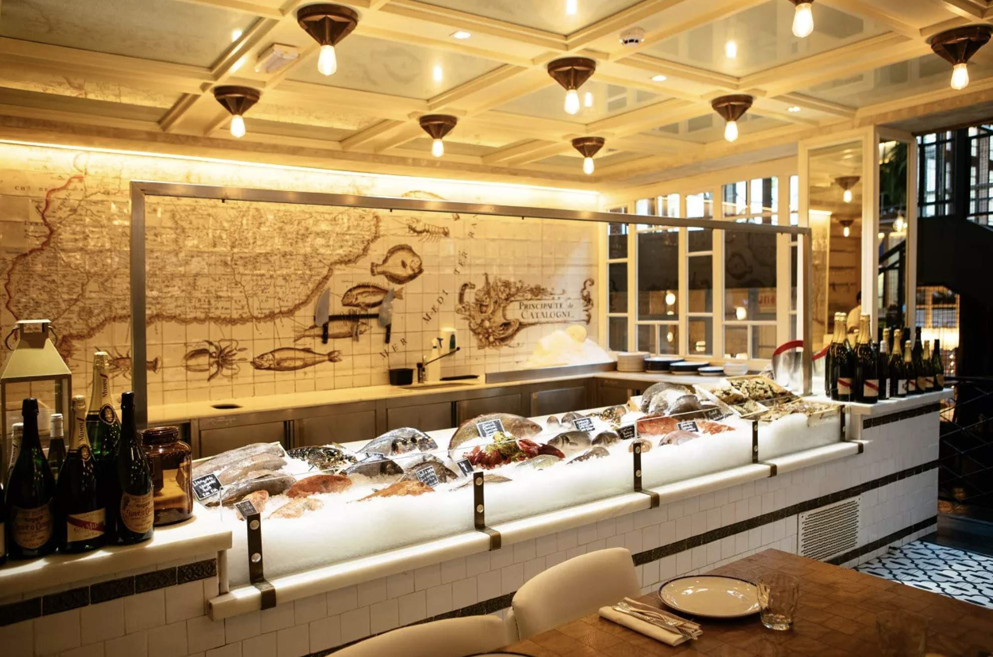 Mapi León e Ingrid Engen disfrutan de cenas en un histórico restaurante en el centro de Barcelona