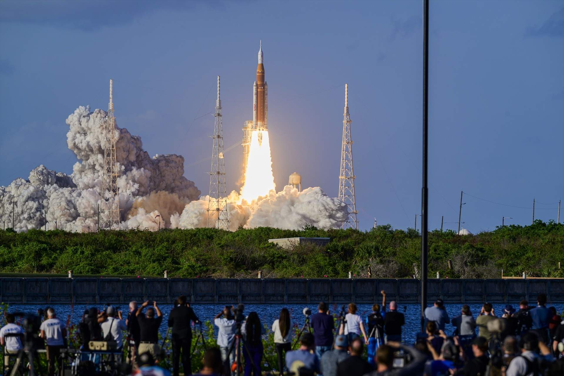 La misión Artemis II se lanza con éxito y los cuatro astronautas ya viajan hacia la Luna 54 años después