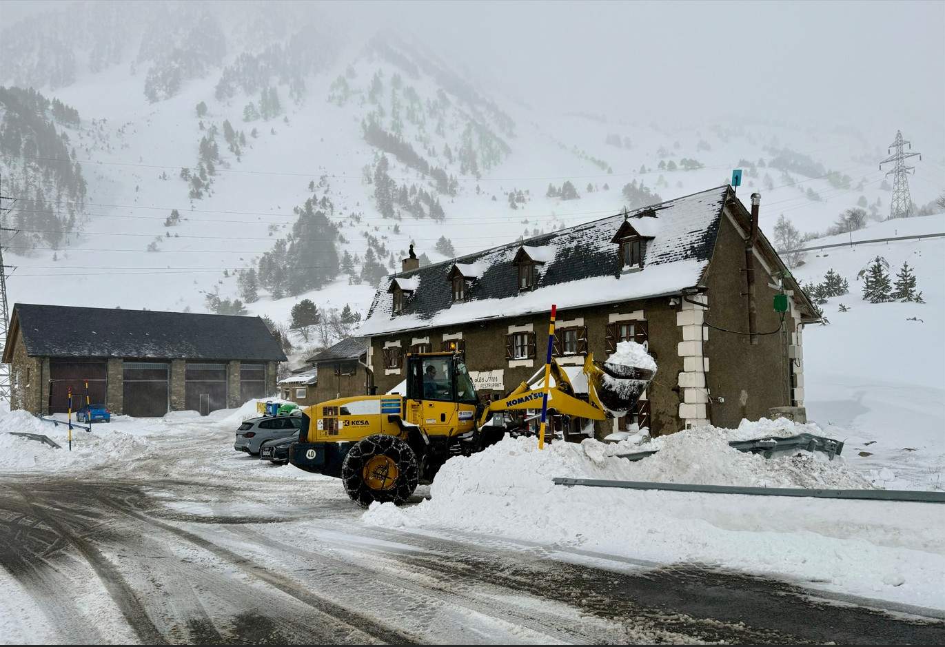 La neu vesteix de blanc les cotes altes del Pirineu i obliga a recuperar les cadenes per Setmana Santa
