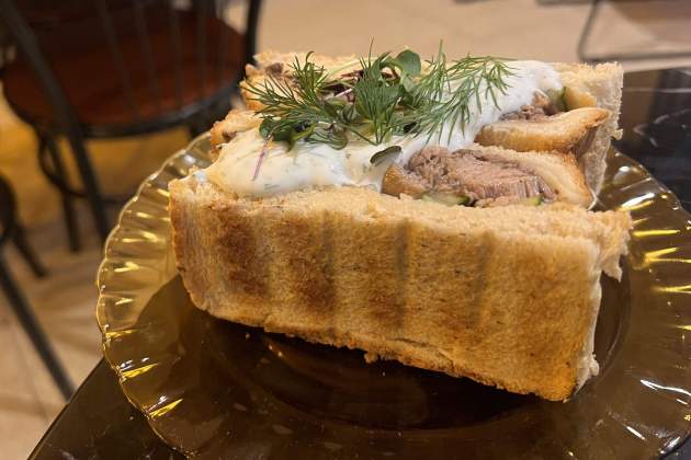 Bocadillo de cordero a baja temperatura Bar Filoso Rosa Molinero Trias