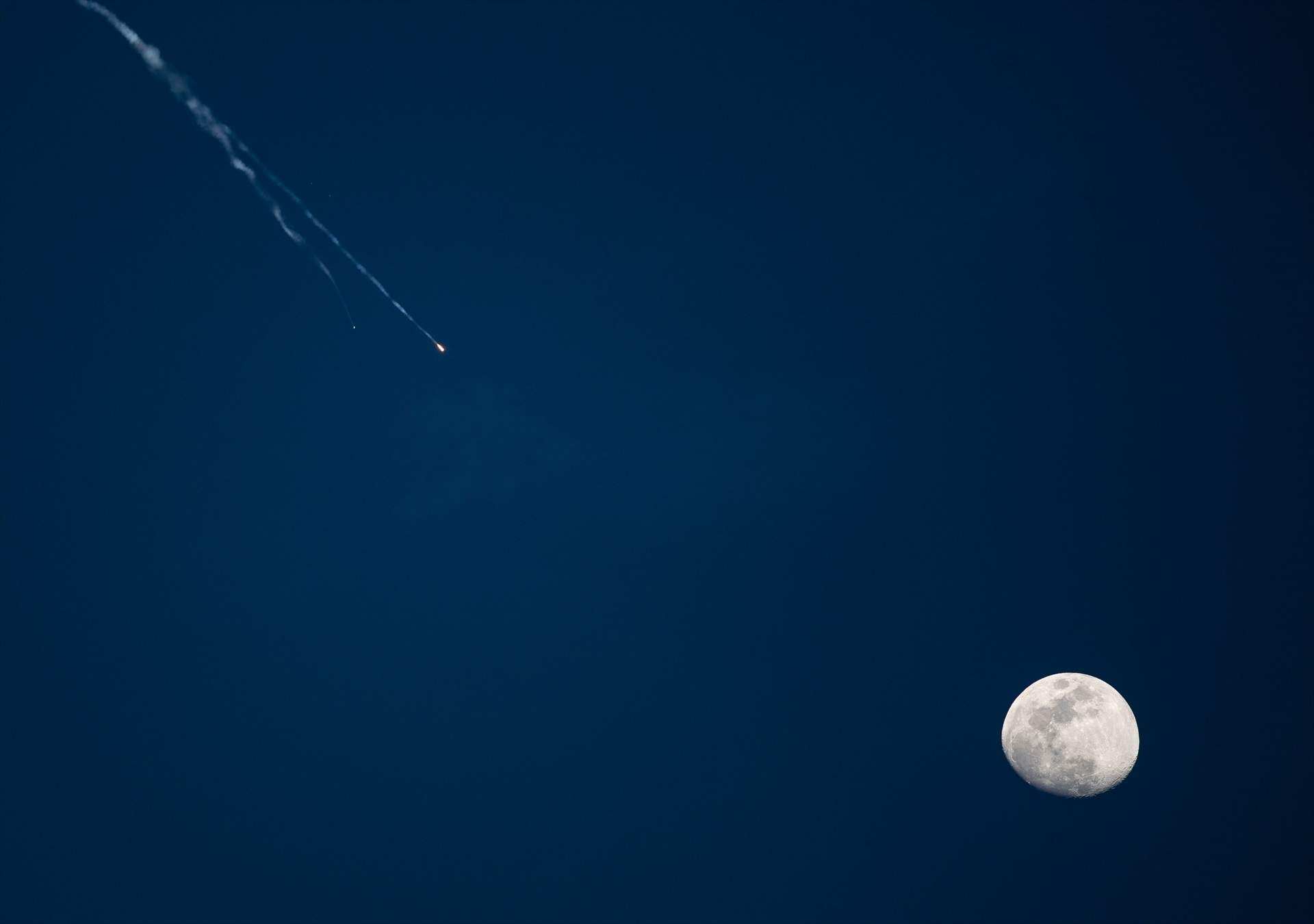 Amazon, primer objetivo: Irán cumple su promesa y ataca a la empresa norteamericana en Baréin