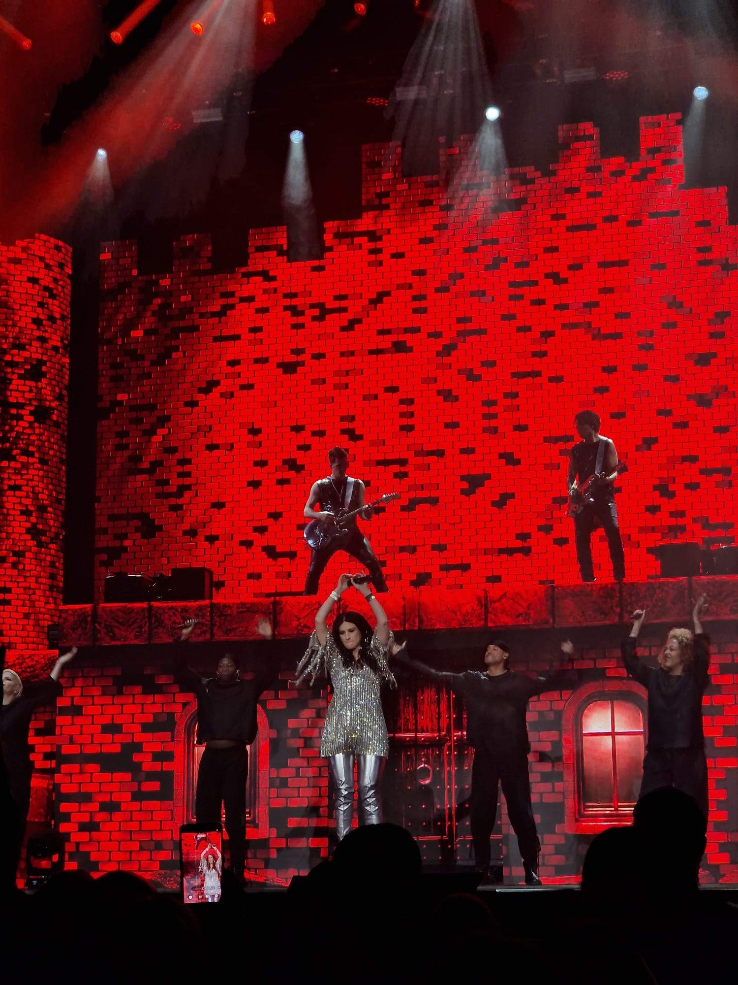 Laura Pausini arrasa al Sant Jordi amb un espectacle desbordant i un clam contra la guerra