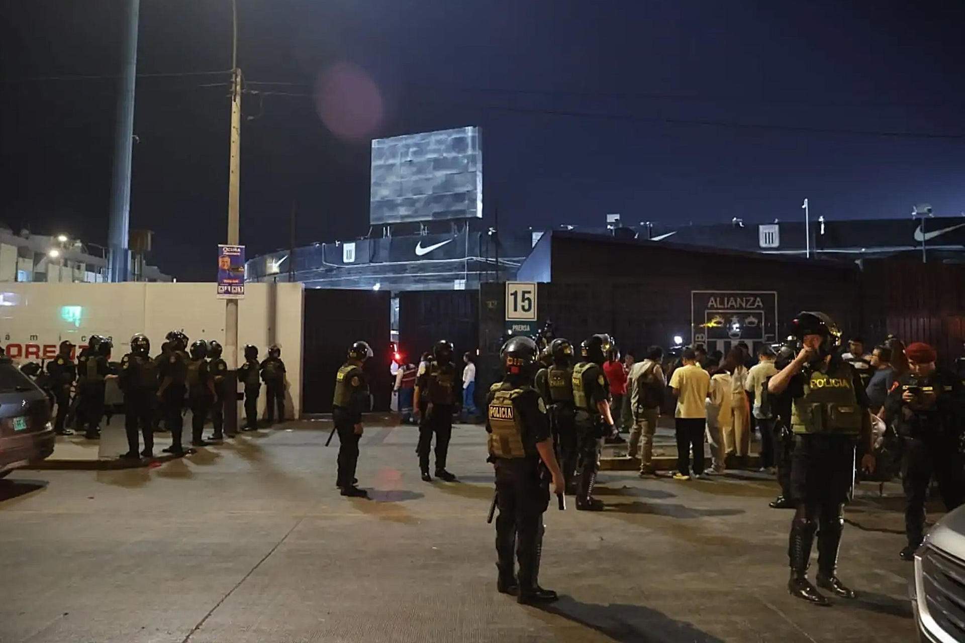 Tragèdia al futbol peruà: 1 mort i més de 50 ferits pel 'banderazo' a l'estadi d'Alianza Lima