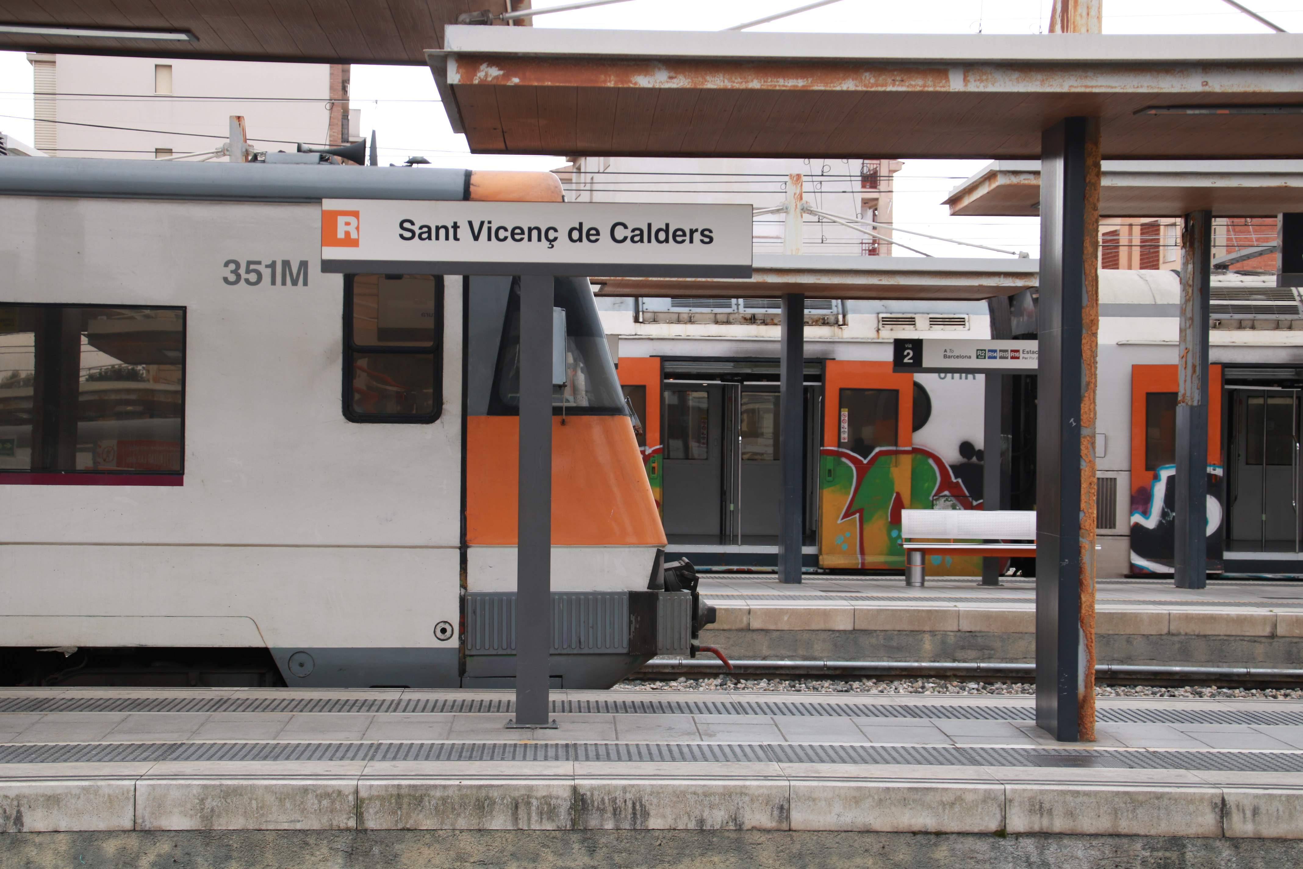 Per què els trajectes en tren entre Barcelona i comarques són més llargs ara que en l'any 2000?