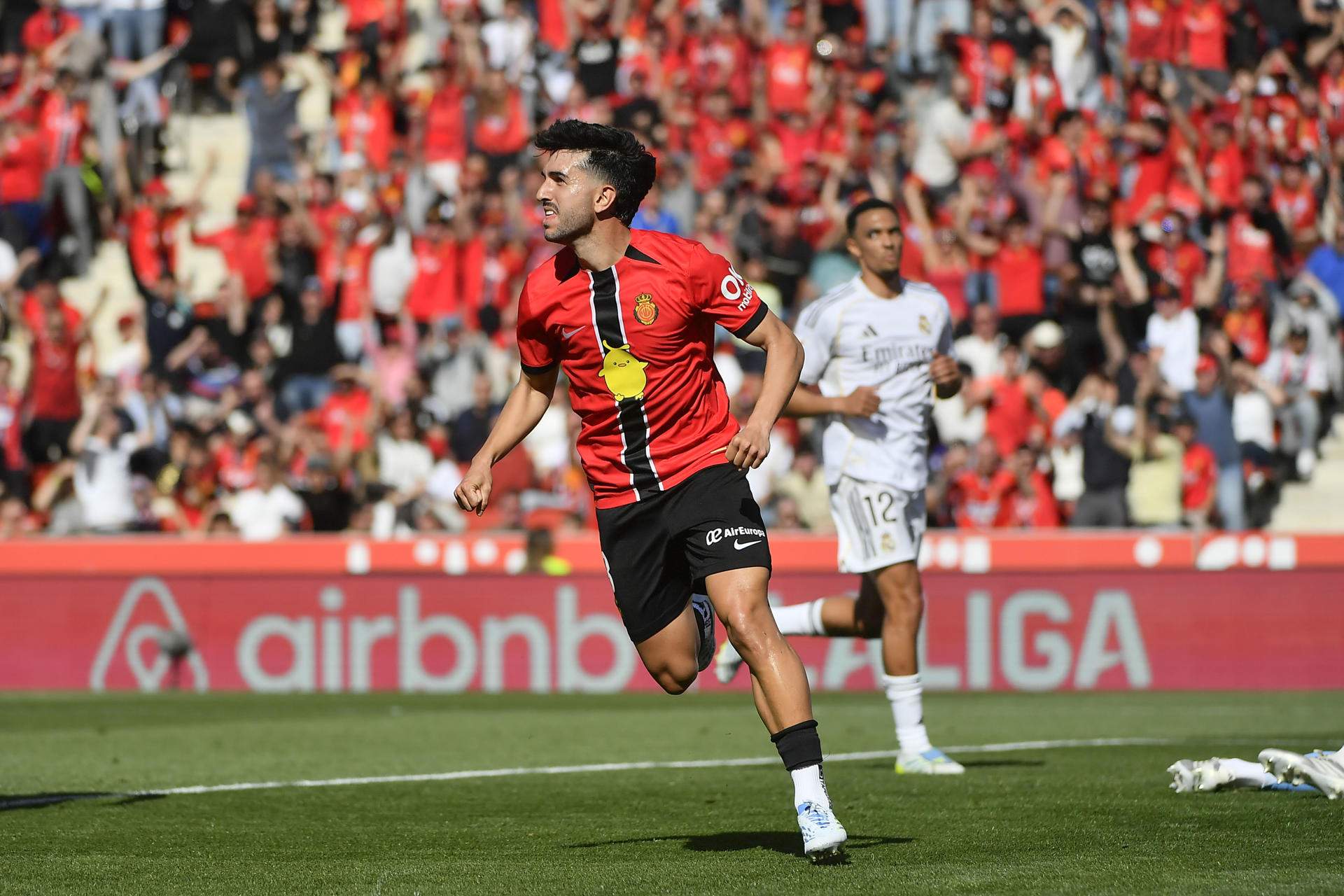 El Mallorca enfonsa el Reial Madrid en el temps afegit (2-1) i deixa la Lliga en safata al Barça